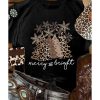 Azura Exchange Leopard Christmas Tree Graphic Print T-Shirt – L